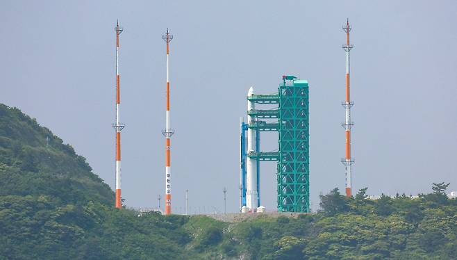 한국형 발사체 누리호(KSLV-Ⅱ)가 3차 발사를 하루 앞둔 23일 오전 전남 고흥군 나로우주센터에 기립된 누리호가 발사대에 고정돼 있다. [연합]