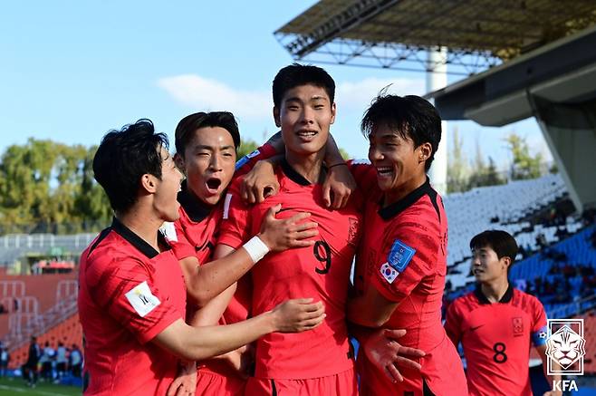 [서울=뉴시스] 23일(현지시간) 아르헨티나 멘도사 스타디움에서 열린 2023 FIFA U-20 월드컵 조별리그 1차전 대한민국과 프랑스 경기에서 이영준이 득점 후 선수들과 기뻐하고 있다. (사진=대한축구협회 제공) 2023.05.23. photo@newsis.com *재판매 및 DB 금지