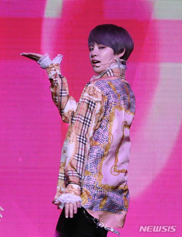 [서울=뉴시스] 조수정 기자 = 걸그룹 공원소녀(GWSN) 미야가 5일 오후 서울 광장동 예스이십사라이브홀에서 데뷔 앨범 '밤의 공원(The Park in the Night)' 파트 원(part one) 쇼케이스를 열고 수록곡 '욜로와'를 선보이고 있다. 2018.09.05.chocrystal@newsis.com