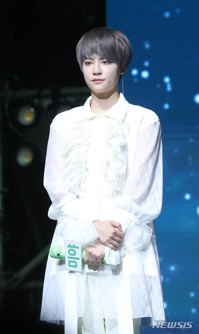 [서울=뉴시스] 조수정 기자 = 걸그룹 공원소녀(GWSN) 미야가 5일 오후 서울 광장동 예스이십사라이브홀에서 데뷔 앨범 '밤의 공원(The Park in the Night)' 파트 원(part one) 쇼케이스를 열고 인사하고 있다. 2018.09.05.chocrystal@newsis.com