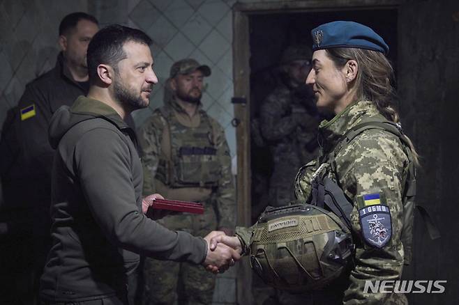 [도네츠크=AP/뉴시스] 우크라이나 대통령 공보실이 제공한 사진에 볼로디미르 젤렌스키(왼쪽) 대통령이 23일(현지시각) 도네츠크주를 방문해 병사들을 표창하고 있다. 2023.05.23.