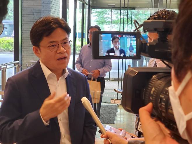 일본 후쿠시마 오염수 시찰단장을 맡은 유국희 원자력안전위원장이 22일 일본 외무성에서 도쿄전력 관계자들과 후쿠시마 제1원자력발전소 시찰 항목을 확인하기 위한 기술 회의 전 취재진의 질문에 답변하고 있다. 연합뉴스