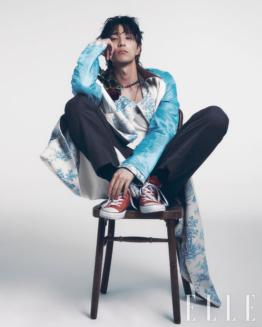 Singer Roy Kim has heralded a return to a new look.Fashion magazine Elle Korea released a picture with Roy Kim on the official SNS on the 22nd.In this pictorial, which was based on the concept of a rock band in the 1980s, Roy Kim showed styling that made use of a vintage and retro feel.In addition, he excelled in various poses and facial expressions, showed chic charm, and overwhelmed his gaze in a different atmosphere than usual.In the interview that was released together, Roy Kims candid story was included from the current situation to the philosophy of music.Roy Kim, who met fans for a long time through a solo concert  ⁇  222 Roy Kim concert [and]  ⁇ , held in November last year in four years, confessed that it was time to save that he wanted to sing in front of people who liked him.Roy Kim has great gratitude and preciousness for being on stage again for breathing with Audience through the recent festival stage.Im really grateful that the fans cheered me louder, and once again expressed their affectionate greetings to the fans.Above all, Roy Kim made a surprise announcement of his plans for the future, and he is in the midst of preparing for the upcoming single, I think it will be a song that matches the summer.He added, I have a studio for the first time, and I think I can get a lot out of this place.Roy Kims more pictures and interviews can be found in the June issue of Elle Korea.Elle Korea