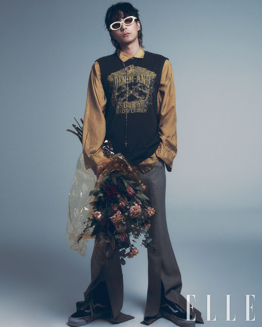 Singer Roy Kim has heralded a return to a new look.Fashion magazine Elle Korea released a picture with Roy Kim on the official SNS on the 22nd.In this pictorial, which was based on the concept of a rock band in the 1980s, Roy Kim showed styling that made use of a vintage and retro feel.In addition, he excelled in various poses and facial expressions, showed chic charm, and overwhelmed his gaze in a different atmosphere than usual.In the interview that was released together, Roy Kims candid story was included from the current situation to the philosophy of music.Roy Kim, who met fans for a long time through a solo concert  ⁇  222 Roy Kim concert [and]  ⁇ , held in November last year in four years, confessed that it was time to save that he wanted to sing in front of people who liked him.Roy Kim has great gratitude and preciousness for being on stage again for breathing with Audience through the recent festival stage.Im really grateful that the fans cheered me louder, and once again expressed their affectionate greetings to the fans.Above all, Roy Kim made a surprise announcement of his plans for the future, and he is in the midst of preparing for the upcoming single, I think it will be a song that matches the summer.He added, I have a studio for the first time, and I think I can get a lot out of this place.Roy Kims more pictures and interviews can be found in the June issue of Elle Korea.Elle Korea
