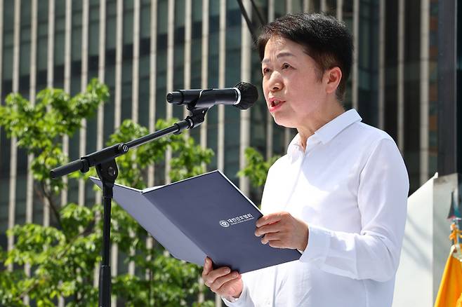 김영경 대한간호협회 회장이 지난 19일 서울 종로구 세종대로에서 열린 간호법 거부권 행사 규탄 총궐기대회에서 대회사를 하고 있다. 연합뉴스