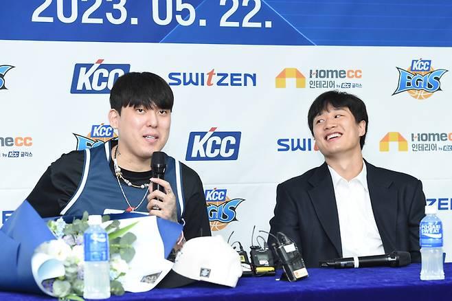 KCC에 입단한 최준용(왼쪽)이 지난 22일 서울 논현동 KBL센터에서 열린 기자회견에서 자신을 환영하는 허웅과 함께 질문에 답변하고 있다. KBL 제공