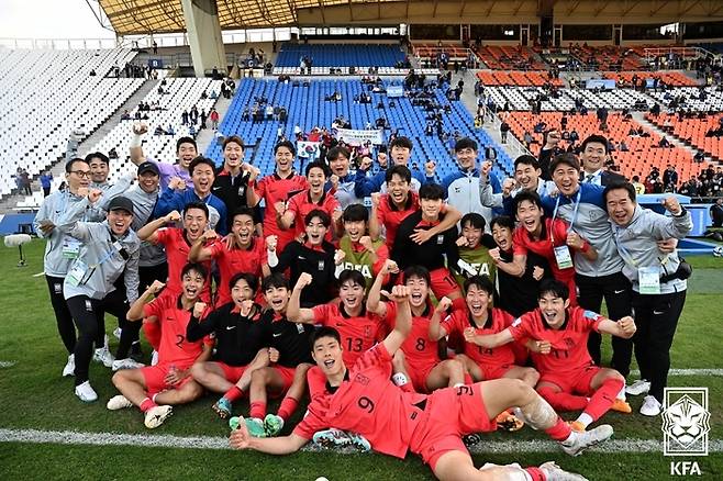 한국 U-20 축구대표팀이 23일 아르헨티나 멘도사 스타디움에서 열린 프랑스와의 2023 FIFA U-20 월드컵 조별리그 F조 1차전에서 승리한 뒤 기념촬영을 하고 있다.  대한축구협회 제공