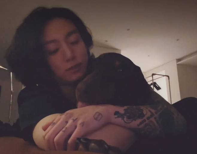 "너무 귀엽고.." 방탄소년단 정국 반려견 '전밤' 공개에 전 세계 '들썩'