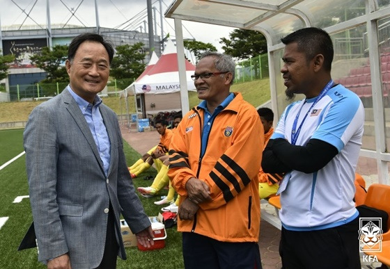 김호곤 대한축구협회 축구사랑나눔재단 신임 이사장(맨 왼쪽). /사진=대한축구협회 축구사랑나눔재단 제공