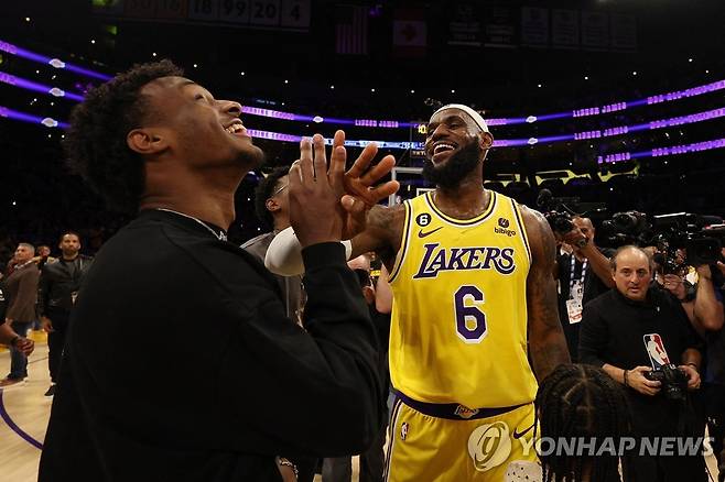 '브로니'와 함께 기뻐하는 르브론 제임스 [게티이미지/AFP=연합뉴스 자료사진]