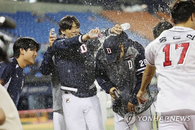 축하해, 장원준 선배 (서울=연합뉴스) 박동주 기자 = 23일 서울 잠실야구장에서 열린 2023 프로야구 두산 베어스와 삼성 라이온즈의 경기에서 두산이 승리, 통산 130승을 달성한 장원준이 동료들의 축하를 받고 있다. 2023.5.23 pdj6635@yna.co.kr