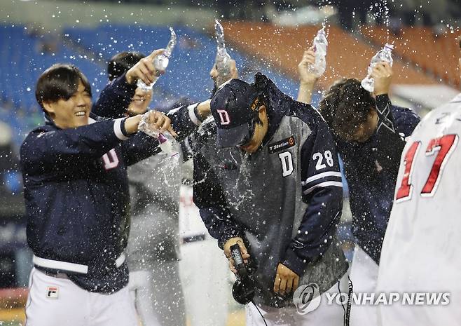 통산 130승 달성 축하하며 (서울=연합뉴스) 박동주 기자 = 23일 서울 잠실야구장에서 열린 2023 프로야구 두산 베어스와 삼성 라이온즈의 경기에서 두산이 승리, 통산 130승을 달성한 장원준이 동료들의 축하를 받고 있다. 2023.5.23 pdj6635@yna.co.kr