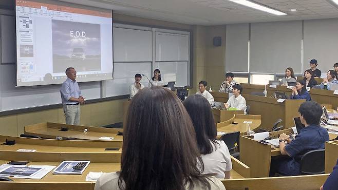 현대차그룹 정의선 회장이 지난 11일 연세대학교 경영대학 경영학과 학생들의 토론 강의를 참관한 뒤 소감을 말하고 있다.(사진=연세대.)