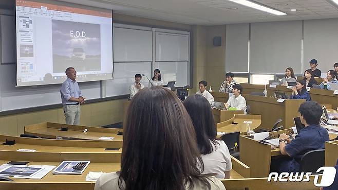 정의선 현대차그룹 회장이 지난 11일 연세대학교 경영대학 이무원 교수의 강의를 참관했다.(연세대 제공) ⓒ 뉴스1