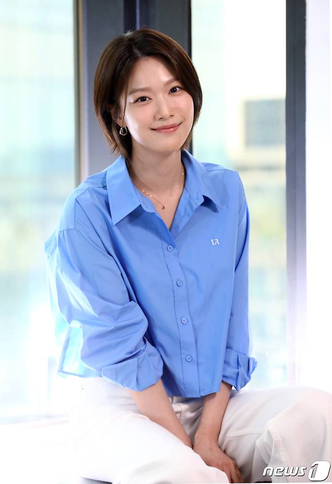 드라마 '스틸러 : 일곱 개의 조선통보'에서 주연을 맡아 열연한 배우 이주우가 24일 오전 서울 종로구 뉴스1 본사에서 가진 인터뷰에 앞서 매력을 뽐내고 있다. 2023.5.24/뉴스1 ⓒ News1 박정호 기자