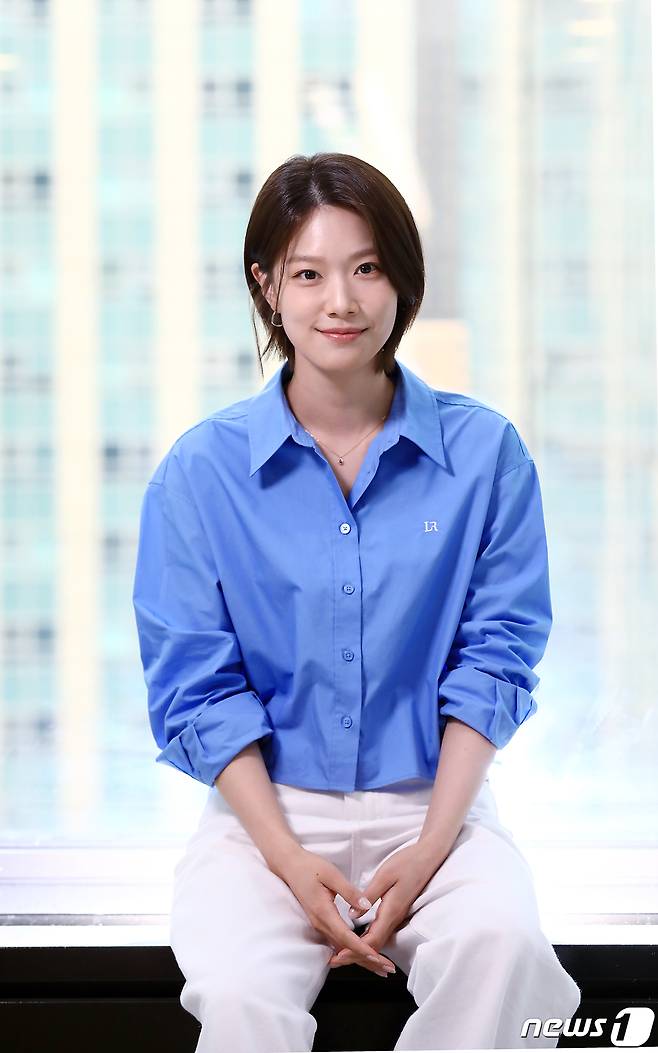 드라마 '스틸러 : 일곱 개의 조선통보'에서 주연을 맡아 열연한 배우 이주우가 24일 오전 서울 종로구 뉴스1 본사에서 가진 인터뷰에 앞서 매력을 뽐내고 있다. 2023.5.24/뉴스1 ⓒ News1 박정호 기자