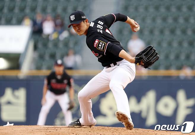 18일 오후 서울 송파구 잠실야구장에서 열린 프로야구 2023 신한 SOL KBO리그 kt 위즈와 LG 트윈스의 경기, 1회말 kt 선발투수 고영표가 역투하고 있다. 2023.5.18/뉴스1 ⓒ News1 이동해 기자