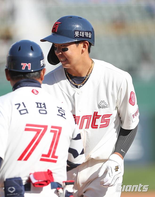 롯데 김민석(오른쪽). 사진제공 | 롯데 자이언츠