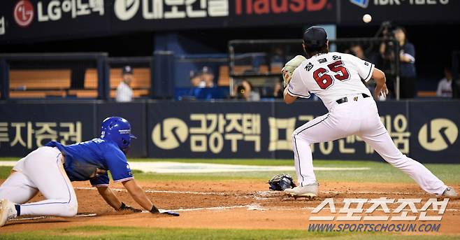 2023 KBO리그 두산 베어스와 삼성 라이온즈의 경기가 24일 잠실구장에서 열렸다. 8회초 무사 만루 삼성 피렐라 타석 때 폭투가 나오자 김현준이 홈을 향해 몸을 날리고 있다. 잠실=박재만 기자pjm@sportschosun.com/2023.05.24/