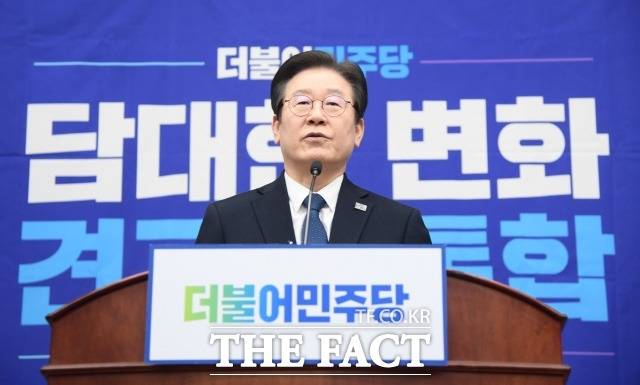 이재명 더불어민주당 대표가 지난 14일 오후 서울 여의도 국회에서 열린 쇄신 의원총회에서 김남국 의원의 코인 투자 논란과 관련해 사과하고 있다./이새롬 기자