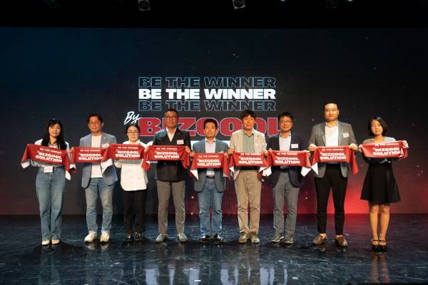 최은용 이마트24 상무(왼쪽부터 4번째), 참여기업 임직원 등이 ‘2023년 청소년비즈쿨 솔루션 과제선포식’에서 기념 사진을 찍고 있다. [사진제공=이마트24]