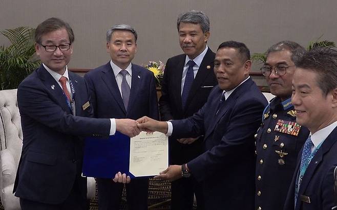 (왼쪽부터) 강구영 KAI 사장, 이종섭 국방부 장관, 모하마드 하산 말레이시아 국방장관, 다토시리 뮤에즈 말레이시아 국방사무차관, 다토시리 아스구아 고리만 말레이시아 공군총장이 23일 말레이시아에서 열린 FA-50 최종 계약식을 한 뒤 기념촬영을 하고 있다. ⓒ연합뉴스