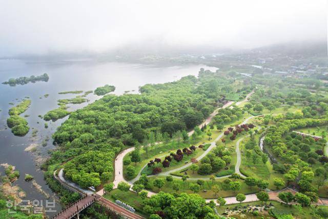 내장산국립공원 입구의 내장호와 단풍생태공원.