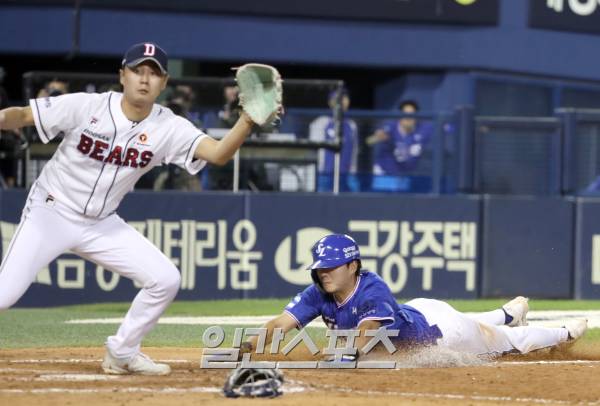 2023 KBO리그 삼성 라이온즈와 두산 베어스의 경기가 24일 오후 잠실야구장에서 열렸다. 삼성 김현준이 8회 무사 만루 피렐라 타석때 두산 투수 정철원의 폭투를 틈타 득점하고있다. 잠실=정시종 기자 capa@edaily.co.kr