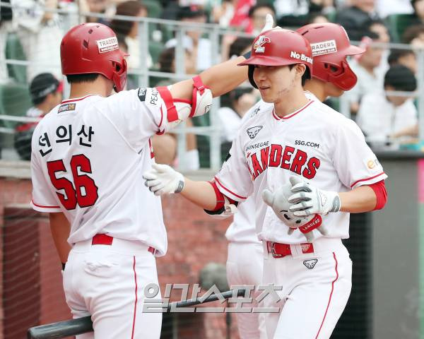 2023 KBO 프로야구 SSG 랜더스와 LG 트윈스의 경기가 24일 오후 인천SSG랜더스필드에서 열렸다. 1회 말 2사 만루 박성한이 만루홈런을 치고 홈인해 동료들의 축하를 받고 있다. 인천=김민규 기자