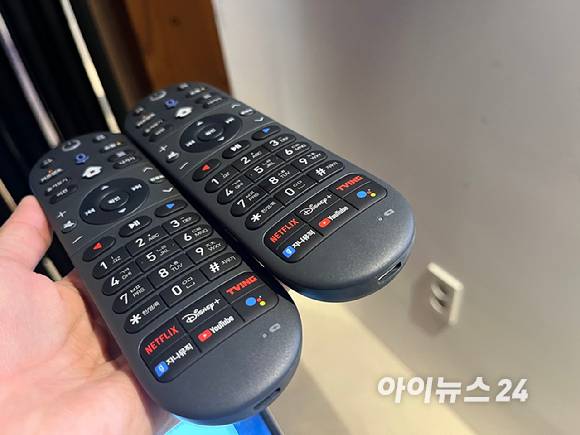 KT가 국내 최초로 C타입 충전방식과 건전지 방식을 모두 적용한 하이브리드 친환경 리모콘 모습. 하단에 C타입 충전기를 연결하면 충전 후 사용이 가능하다. [사진=박소희 기자]