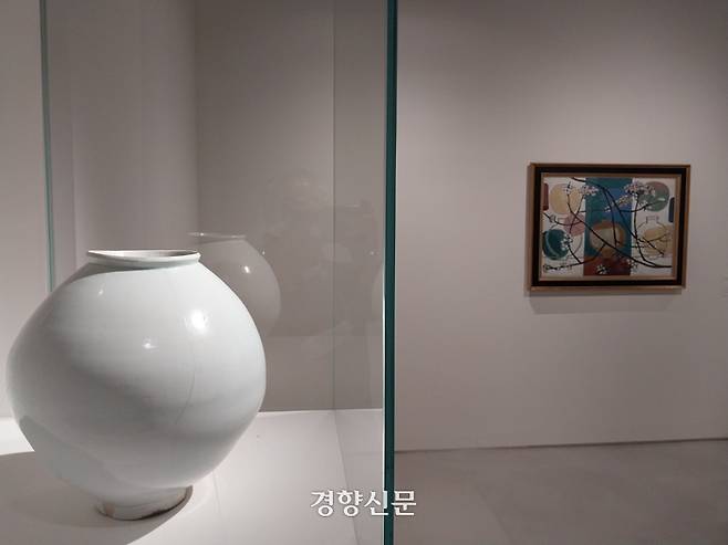 김환기가 소장했던 백자 큰 항아리(달항아리)와 달항아리가 표현된 작품들이 한 공간에 배치됐다. 도재기 선임기자