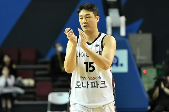 김동욱은 올해 KBL FA가 됐다. 그러나 은퇴를 선택했다. 고심 끝에 내린 결정. 여전히 코트 위에선 가장 위협적인 선수이지만 그 역시 마지막을 결정할 시간을 외면할 수 없었다. 사진=KBL 제공