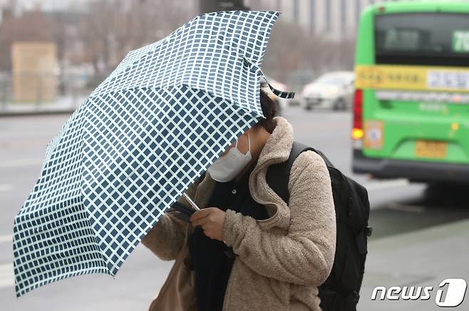 봄비가 내리는 지난달 9일 오전 서울 종로구 광화문광장 인근에서 시민이 우산을 쓰고 발걸음을 옮기고 있다. /사진=뉴스1