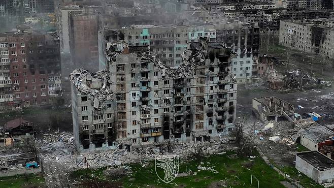 21일(현지시간) 우크라이나 동부 도네츠크주 바흐무트의 건물이 러시아군 공격으로 폐허로 변해 있다. 이날 볼로디미르 젤렌스키 우크라이나 대통령은 바흐무트가 함락됐다는 러시아의 주장은 사실이 아니라고 강조했다. [연합]