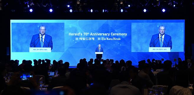 앨 고어 전 미 부통령이 24일 오후 서울신라호텔 다이너스티홀에서 열린 ‘헤럴드 창사 70주년 기념 행사 만찬에서 축사를 하고 있다. 박해묵 기자