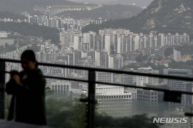 [서울=뉴시스] 정병혁 기자 = 4월 아파트 전세값이 전국 기준 2년 전보다 10% 이상 하락한 것으로 나타났다. 이에 따라 전세 보증급이 집값보다 높은 상황인 '역전세' 사례가 이어지고 있다. 부동산 플랫폼 직방은 자사의 빅데이터 솔루션 ‘직방 RED’를 통해 산출한 전세가격지수를 비교한 결과 올해 4월 전세가격지수가 2년 전인 2021년 4월보다 11.8% 하락했다고 밝혔다. 사진은 22일 서울 남산에서 바라본 도심 아파트의 모습. 2023.05.22. jhope@newsis.com