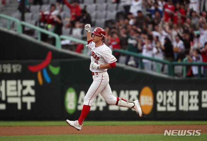 [인천=뉴시스] 고승민 기자 = 24일 인천 SSG랜더스필드에서 열린 2023 KBO 리그 LG 트윈스 대 SSG 랜더스 경기, SSG 공격 1회말 2사 만루 상황 6번타자 박성한이 만루홈런을 치고 홈으로 향하고 있다. 2023.05.24. kkssmm99@newsis.com