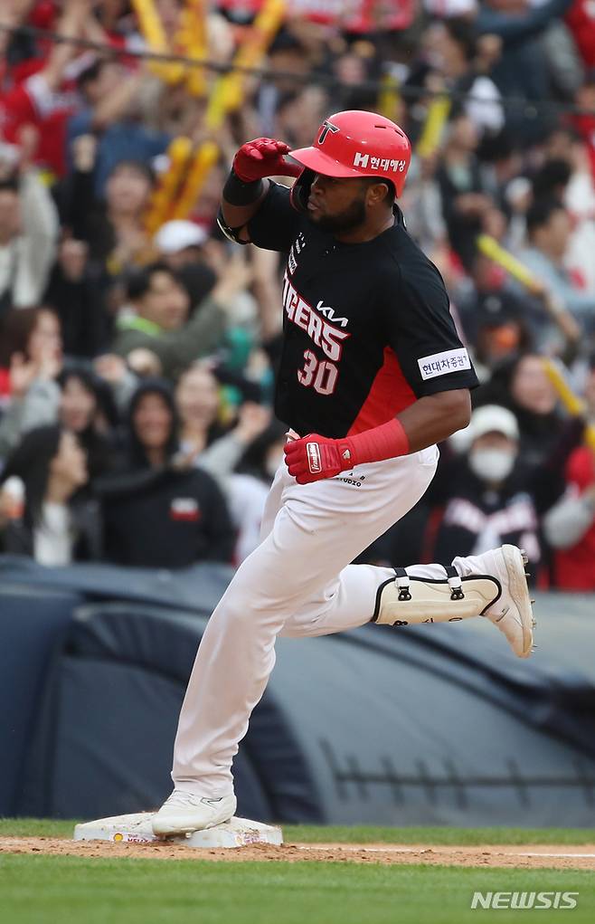 [서울=뉴시스] 고승민 기자 = 30일 서울 잠실야구장에서 열린 2023 KBO 리그 KIA 타이거즈 대 LG 트윈스 경기, KIA 공격 9회초 무사 1,3루 상황 6번타자 소크라테스가 우중간 뒤 홈런을 치고 홈으로 향하고 있다. 2023.04.30. kkssmm99@newsis.com