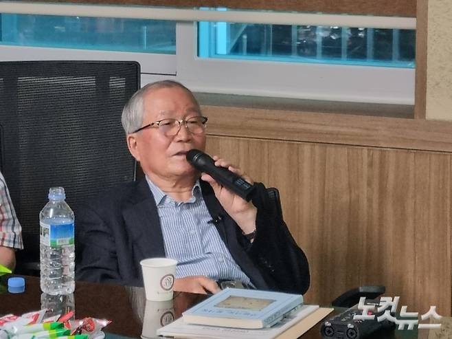 배병심 장로가 애양원의 역사를 설명하고 있다. 박명신 VJ