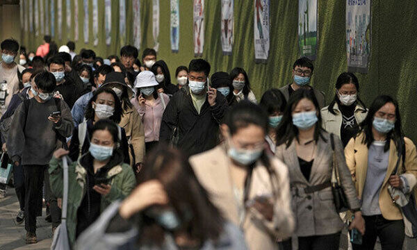 중국 베이징에서 마스크를 쓴 사람들이 중심업무지구로 출근하기 위해 걷고 있다. AP연합뉴스