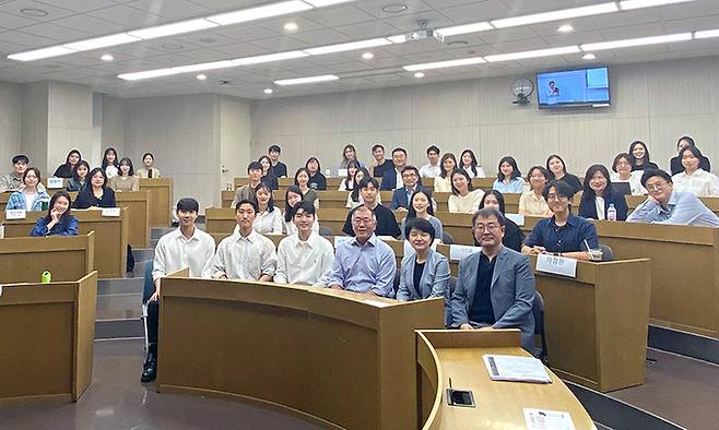 지난 11일 정의선 현대차그룹 회장이 연세대학교 경영학과 학생들의 토론 강의를 참관하고 있다. 앞줄 오른쪽부터 이무원 연세대 경영대학 교수, 조화순 기아 사외이사(연세대 교수), 정 회장. 연세대 제공