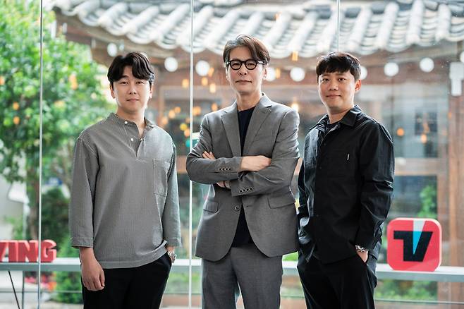 티빙 예능 ‘결혼과 이혼 사이 2’를 연출한 이진혁PD(왼쪽부터), 윤상 음악감독, 박내룡PD. 사진 티빙
