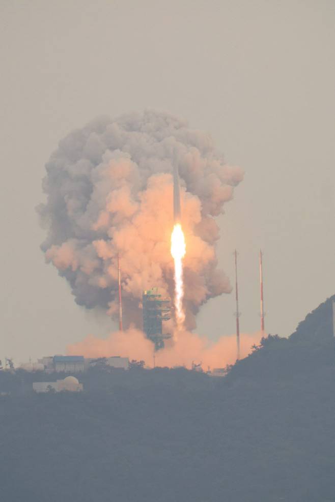 국내 독자 기술로 개발된 한국형 발사체 누리호(KSLV-Ⅱ)가 25일 오후 전남 고흥군 나로우주센터에서 발사되고 있다.(사진=연합뉴스)