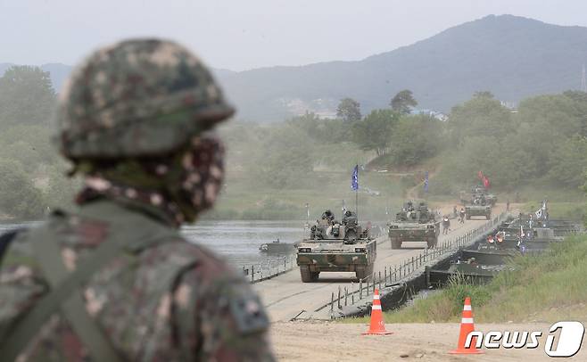 24일 경기 여주시 연양동 남한강 일대에서 육군 제11기동사단 장병들이 도하훈련을 하고 있다. 2023.5.24/뉴스1 ⓒ News1 김영운 기자