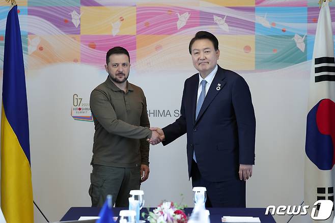 윤석열 대통령과 볼로디미르 젤렌스키 우크라이나 대통령이 21일 G7 정상회의장인 히로시마 그랜드 프린스 호텔에서 열린 한국-우크라이나 정상회담에서 기념촬영을 하고 있다. (대통령실 제공) 2023.5.21/뉴스1 ⓒ News1 오대일 기자