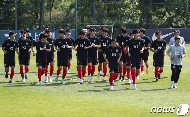 항저우 아시안게임에 출전하는 24세 이하 축구대표팀(U-24) 선수들이 16일 경기 파주시 축구국가대표트레이닝센터(NFC)에서 훈련을 하고 있다. 황선홍 감독이 이끄는 U-24 대표팀은 오는 9월 열리는 중국 항저우 아시안게임에서 사상 첫 3회 연속 금메달에 도전한다. 2023.5.16/뉴스1 ⓒ News1 김도우 기자
