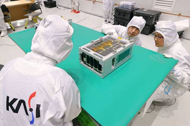 한국천문연구원 연구원들이 나로우주센터 위성보관동에 입고된 도요샛 위성에 대한 최종 점검 작업을 수행중이다. 사진출처=KARI 제공