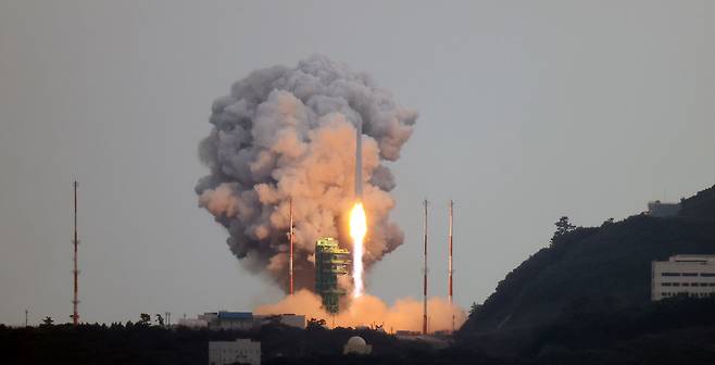 한국형 우주발사체 누리호(KSLV-Ⅱ)가 25일 오후 전남 고흥군 나로우주센터에서 발사되고 있다. /뉴스1