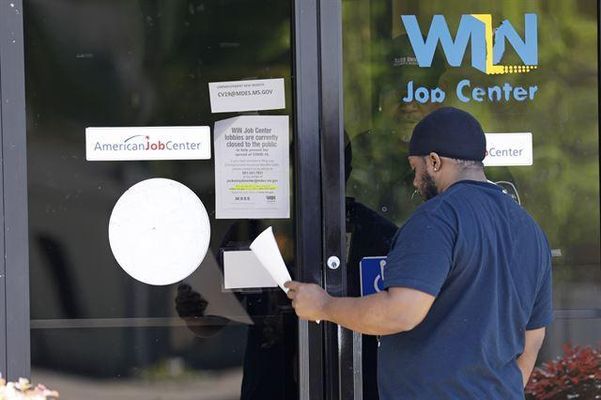미국 미시시피주 노스잭슨에서 한 남성이 구직 센터에서 실업수당 신청서를 들고 있다.