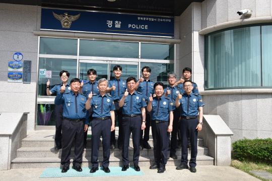 25일 김교태(앞줄 왼쪽 두번째)충북지방경찰청장이 연수지구대를 방문해 베스트 순찰팀으로 선정된 직원들과 함께 기념사진을 찍었다. 사진=충주경찰서 제공